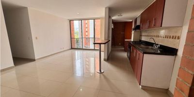 Apartamento en Venta en Itagüí con 92 m² y excelentes zonas verdes. Vive rodeado de naturaleza y comodidad en este amplio apartamento de 92 m² ubicado en una urbanización cerrada de Itagüí, Antioquia. Su distribución funcional incluye 3 habitaciones, 2 baños completos, cocina integral con gas domiciliario, balcón con vista abierta y zona de ropas independiente. Los acabados en cerámica aportan un toque elegante en cada espacio.

Ubicado en una zona estratégica, cerca de centros comerciales, colegios, universidades y con fácil acceso a transporte público. El conjunto ofrece vigilancia 24/7, ascensor, piscina, sauna, turco, cancha de fútbol, club social y senderos rodeados de árboles frutales y bosques nativos, ideales para disfrutar de un estilo de vida tranquilo y en contacto con la naturaleza.

Una excelente opción para familias que buscan comodidad, seguridad y cercanía a todo. ¡Agenda tu visita hoy!

Recuerda que te ayudamos en el proceso de tu crédito de vivienda!
