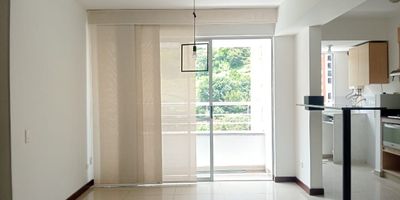 Apartamento en arriendo en unidad cerrada ubicada en sector residencial, con fácil acceso y salida a vías principales, rutas de transporte público, cerca a supermercados, restaurantes y gran variedad de servicios complementarios de la zona. Cuenta con piso en cerámica, sala comedor, estudio, 2 alcobas con vestier y baño en la principal, baño social, cocina integral abierta tipo americano, cuarto útil, zona de ropas, balcón y parqueadero independiente cubierto. Conjunto cerrado con ascensor y zonas sociales completas que incluyen piscina, gimnasio, salón social, turco, parques infantiles, placa polideportiva, zonas verdes, vigilancia y portería 24 horas, alarma y circuito cerrado de tv. Inmuebles sujetos a verificación de disponibilidad.