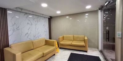 Espacio para oficina área abierta ,vista exterior al aeropuerto el dorado tiene muy buena iluminación,buenas vías de acceso.cerca estación portal el dorado   .