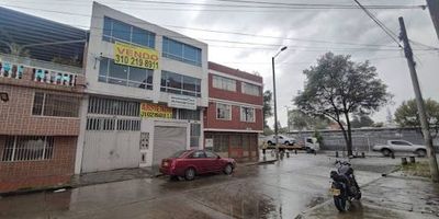 Se arrienda bodega comercial barrio 12 de octubre. esta amplia bodega de 570 mts,ofrece un ambiente ideal, con iluminación natural y luz monofásica. dispone de diez baños privado. auditorio y vidrios antiruido, no cuenta con restricciones de uso. ubicado sobre la avenida principal ya que goza de un excelente flujo de personas. sus vías de acceso son por la CALLE 80, TRANSV 56A. además de estar cerca de la estación de Transmilenio. perfecto para quienes buscan visibilidad y comodidad en una zona comercial dinámica. ¡contáctanos para más detalles para más información comuníquese con el ejecutivo comercial david rodriguez al celular o whatsapp 3165231297 o al correo juan.rodriguezinmobiliariasaliadas.com