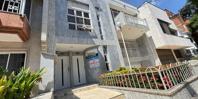 Hermoso apartamento duplex, esta en el tercer piso, Cuenta con sala-comedor, cocina integral, baño social, 2 habitaciones con closets, la principal con baño privado.

Tiene su zona de oficios con terraza independiente en el cuarto piso, Incluye lavadero.
parqueadero privado cubierto.
¡Agenda tu cita y conócelo! SERVICIO DE ACUEDUCTO Y GAS INCLUIDOS EN EL CANON.