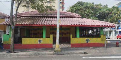 En venta casa comercial sobre corredor comercial de alto trafico, de esquina con bahia de parqueo, ideal para supermercados, restaurantes, ferreterias, vidrierias entre otros, es una excelente opcion para instalar tu negocio, contactanos para mas informacion y agendar tu cita