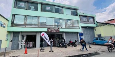 Se arrienda oficina  consultorio Chia, esta amplia oficina cuenta con 100 mts, con excelentes acabados modernos, ofrece un ambiente ideal, con iluminación natural. dispone de dos baños privados y cocineta, adicional una area de oficinas con 3 modulares, no cuenta con restricciones de uso. ubicado en zona donde transita alto flujo de personas. sus vías de acceso son por la CRA 11, CL 13, CRA 7,CL 17, DG 13. perfecto para quienes buscan visibilidad y comodidad en una zona comercial dinámica. ¡contáctanos. para más información comuníquese con el ejecutivo comercial camilo silva al celular yo whatsapp 3157524379 o al correo camilo.silvainmobiliariasaliadas.com