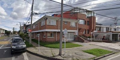 Oficina en arriendo barrio Potosi, su área es de 180 mts2, está ubicado en un primer piso ,sus pisos son en cerámica y con excelente ventilación natural, cuenta con 4 baños 5 habitaciones. excelente oportunidad de negocio comercial ya que se puede adecuar de acuerdo a su actividad comercial y buena zona comercial. no tiene ningún tipo de restricción, sus vias de acceso son AV.BOYACA,CL116,AV SUBA,CR71C,CL116A. para más información comuníquese con el ejecutivo comercial jhonnatan delgado al celular o whatsapp 3164240560 o al correo javier.delgadoinmobiliariasaliadas.com