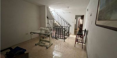 Se vende casa de tres pisos sobre toda la calle quinta en el barrio seminario, excelente ubicacion cerca a la universidad santiago de Cali, Mercamio, y diversos servicios. La casa consta en primer piso, garaje de visitante, local, sala, comedor, cocina, patio ornamental, partio de ropas dos baños, un cuarto doble. Segundo piso: star de tv, balcon, dos habitaciones, baño. y tercer piso terraza con una habitacion, baño y zona de oficios. Podria venderse tambien con una bodega y local. 
