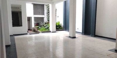 Arriendo casa de tres pisos sobre la Avenida Colombia, excelente ubicación y gran potencial comercial ideal para oficinas, escuela de modelaje, diseñador de modas o empresas. PRIMER PISO: Espacio para recepción o hall de entrada, luego hay un espacio abierto muy amplio para adaptar de acuerdo a la necesidad de la empresa, tres baños, cocina sencilla con espacio para comedor de empleados y altillo para bodegaje. SEGUNDO PISO: Oficina con ventana a la calle y baño, balcón con vista al río Cali y espacios con división en panel yeso adaptables para varios puestos de trabajo. (Hay una servidumbre que permite vista entre el piso 1 y 2) PISO 3: Dos oficinas con baño cada una, una de ellas con amplio balcón con vista al río Cali. *Opción de alquiler por separado: Sólo el primer piso en $4&#39;000.000 y el segundo y tercer piso en $3&#39;900.000
