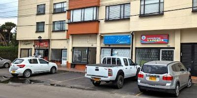 Para la venta Local comercial ubicado en Andes Norte, excelente ubicación, este local tiene un área de 24mt2, piso en cerámica, un  baño, zona de despensa, no tiene cocineta, luz trifásica, Bifásica y a 110v y gas natural, altura del local 3 metros, 2 parqueaderos visitantes.