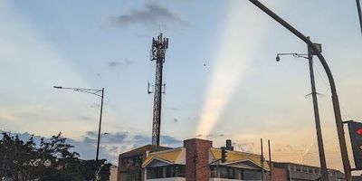 LOCAL EN VENTA BARRIO CASTILLA Esquinero. 454,5 m2 de área construida. Área de terreno 458,8 metros. Frente 18,50 metros por 24,80 metros de fondo. Dos niveles. Gas natural. Parqueadero. Pisos en cerámica. Cómodas vías de acceso avenida Boyacá, calle 8, calle 13, avenida las Américas.