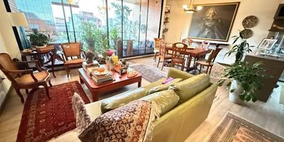 Maravilloso apartamento de 100 m en el exclusivo sector de Chapinero Alto. Cuenta con 2 habitaciones, la principal con baño privado, amplio vestier y hermosa vista un segundo baño completo, sala-comedor, amplia cocina abierta tipo americano y acabados modernos de lujo. Disfruta de excelente iluminación con sol mañana y tarde, además de una terraza de 12 m con vista al occidente. Ubicado en una zona con cafés y restaurantes contemporáneos. ¡Contáctanos y ven a conocerlo! CB