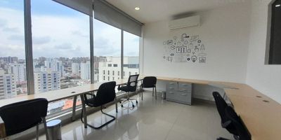 ¡No busques más! Esta oficina en arriendo tiene todo lo que necesitas. Con un baño independiente, cocineta y ascensor, es perfecta para tu negocio. Además, cuenta con un parqueadero para visitantes. Con 99.5 metros cuadrados, tendrás espacio de sobra. ¡No dejes pasar esta oportunidad! Contáctanos ahora para más información...