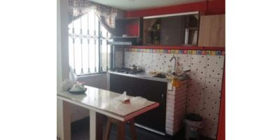 Esta propiedad en venta se encuentra en el Conjunto Residencial Heliconia, ubicado en Soacha. Con una superficie total de 41.15 metros cuadrados y una superficie cubierta de 37.51 metros cuadrados, esta propiedad cuenta con 2 habitaciones, 1 baño. Entre los servicios ofrecidos en este desarrollo se incluyen salón de eventos, gimnasio, cocina integral, patio, circuito cerrado, parqueadero para visitantes, portero, recepción, jardín, escuelas cercanas, fraccionamiento privado y seguridad privada. La propiedad se encuentra en buen estado.  DST-546
