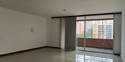 Apartamento en arriendo en unidad cerrada ubicada cerca a colegios, rutas de transporte público, vías principales, sector tranquilo y de entorno muy natural y agradable con servicios complementarios. Cuenta con piso en cerámica y madera, sala comedor, 3 alcobas con vestier y baño en la principal, baño social, cocina integral abierta tipo americano, zona de ropas, balcón y parqueaderos paralelos cubiertos. Conjunto cerrado con ascensor y zonas sociales que incluyen piscina, gimnasio, salón social, parques infantiles, zonas verdes, vigilancia y portería 24 horas y circuito cerrado de tv. Inmuebles sujetos a verificación de disponibilidad.