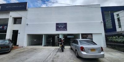 Excelente local comercial en venta, de uso para oficinas, consultorios, educación, estética, spa, etc., ubicado en la autopista norte con ciento veinte costado Norte  Sur, con comercios cercanos, buena fluidez peatonal, Estaciones de Transmilenio cercanas como la pepe sierra y calle ciento veintisiete, con supermercados cercanos, con seis puestos de parqueaderos privados, cuenta con un área de quinientos metros cuadrados, tiene cuatro baños, Oficinas en el segundo piso.   Agenda tu visita. 