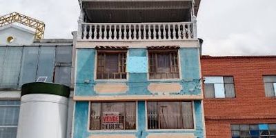 Casa en el barrio Quiroga,  cuenta con licencia de construcción en su totalidad,  consta de cuatro pisos y dos frentes, bifamiliar . En el primer piso un apartamento independiente de tres habitaciones un baño y local. En el segundo piso, sala comedor, baño completo, tres habitaciones, estudio, hall, cocina integral semi abierta. En el  tercer piso tres habitaciones amplias con closet movible, un baño con acabados, mini depósito funcional. En el  cuarto piso cocina integral abierta con barra americana, una habitación amplia con closet, un baño, zona de lavandería en terraza luz y ventilación natural, escaleras con pasamanos de seguridad, excelente ubicación a tres cuadras de la estación de Transmilenio Quiroga.