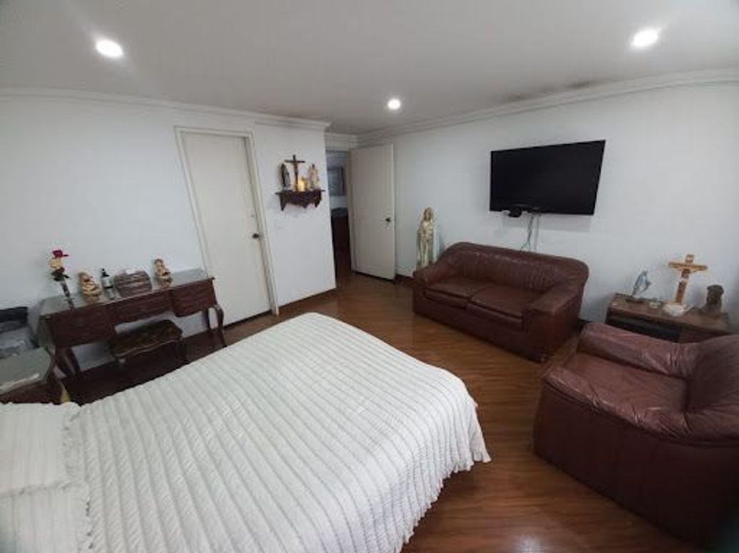 Apartamento de 3 alcobas en venta en Los Rosales, Bogotá, 188 m² · foto 19 de 20