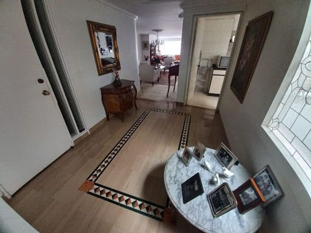 Apartamento de 3 alcobas en venta en Los Rosales, Bogotá, 188 m² · foto 4 de 20