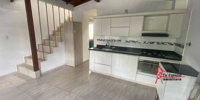 Apartamento en arriendo en la Castellana, Medellín de 110 m2 aproximadamente, cuenta con 3 alcobas, 3 closets, 2 baños, biblioteca, sala-comedor, cocina integral mixta, red de gas, zona de ropas, calentador y parqueadero para moto.Adicional tiene rutas de acceso y transporteCercanías:Colegio Corazonistas, Universidad Adventista.