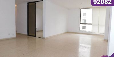 Apartamento en arriendo ubicado en la ciudad de Barranquilla sector Riomar,el apartamento se encuentra en piso 3  con un área de 121.mt2 y consta de 3 amplias habitaciones, 2 baños, buena distribución en sus áreas con amplios y cómodos espacios, fresco y acogedor, su entorno es tranquilo y residencial con cómodas vías de acceso y sobre el sector puede encontrar, parques, colegios, restaurantes y droguerías cercanas.