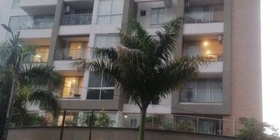 Inversionista atento: Presentamos  local comercial de 25.71 m² estratégicamente ubicado en el reconocido  Barrio Tequendama en COSMOPLAZA. Esta propiedad representa una sólida oportunidad de inversión con una rentabilidad mensual del 0.75%, lo que se traduce en un ingreso por arrendamiento de $1.892.395 mensuales, este valor no incluye administración  $332.400). Adquiera este activo por $255.000.000 y capitalice su potencial en una zona de alto tráfico comercial. ¡Solicite información ahora!