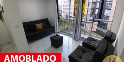 Código: 9961. 4° Piso en edificación de 20 pisos. Acceso al inmueble: Directo a la vía, sendero peatonal y ascensor. Alcobas con puertas, calentador y cocina con cubierta. Amoblado. Cuidar todo.