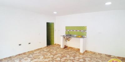 Código: 8919. 1° Piso en edificación de 3 pisos. Acceso al inmueble: Directo a la vía. Sin IVA, propietario no responsable de recaudar IVA para el 2024. Agua compartida.