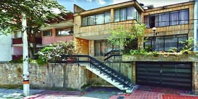 PARDO RUBIO, Casa 474,15 M2 construidos, tres pisos. En el primer piso se encuentra un aparta estudio de 24mt2 recién remodelado con cocina y baño privados, sala con chimenea, comedor, cocina, dos baños auxiliares, patio,  terraza, un garaje , segundo piso , 3 habitaciones amplias dos de ellas con baño dentro de la habitación y dos con balcón , dos baños más uno con tina y un estudio,  tercer piso , un aparta estudio de 30mt2 con cocina y baño privados, y un apartamento de 45 mt2 de una habitación, un baño y sala comedor.  Fácil acceso por Calle 45, calle 47, carrera 7, carrera 5. Cerca Hospital Militar, paraderos SITP.