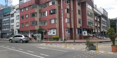 OFICINA EN VENTA EL LAGO 130.8M2, ubicación estratégica, tercer piso, exterior, iluminación y ventilación natural, estrato cinco, seis espacios de oficina, dos baños, pisos en porcelanato. DOS PARQUEDEROS INDEPENDIENTES. Libre de hipoteca.