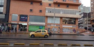 Local comercial en venta  de 396 M2 de área construida. Estupenda ubicación sobre la carrera 7. Apto para uso institucional, servicios financieros, comercial, logística entre otros. Su ubicación estratégica cuenta con excelentes vías de acceso, zona de alto flujo vehicular y peatonal, transporte público SITP, cerca de centros educativos, clínicas, restaurantes y entidades financieras. 