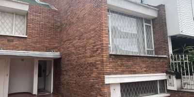 CASA EN VENTA CEDRITOS NUEVO COUNTRY 177M2. Tres niveles, tres habitaciones cada una con baño, sala comedor, cocina integral, estudio, hall de alcobas, zona de depósito, garajes independientes para cuatro carros, cuarto de servicio con baño, con acceso por la calle ciento treinta y cuatro o calle ciento cuarenta ideal para oficinas, o vivienda, mejor metro cuadrado de la zona, estrato cinco. 