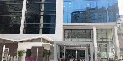 Excelente oficina situada frente al centro Comercial bonavista 3, excelentes acabados, parqueadero, para estrenar. Ubicado al norte de la ciudad de Barranquilla, en el estratégico sector del Buenavista, una de las zonas de mayor desarrollo urbano, con excelentes vías de acceso, grandes desarrollos comerciales, hoteleros, institucionales y de vivienda. Su localización, en un sector exclusivo de fácil acceso al complejo urbanístico, y con cercanía a vías importantes de la ciudad como la Carrera 53, Carrera 51b, Calle 100, Avenida circunvalar y Vía 40, generan una fácil conexión de este centro empresarial con el resto de la ciudad, de norte a sur y afianzan su conectividad ,tres salas de juntas piso 2 de Torre sur ,Una Terraza abierta en piso 13 de Torre sur con mobiliario de sillas y mesas,Una  Plazoleta abierta en el primer piso donde se encuentra una tienda de café y vista al centro comercial.