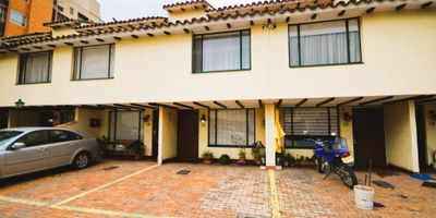 Se vende esta acogedora casa en conjunto cerrado en Cedritos, uno de los mejores sectores residenciales de Bogotá, con importantes vías de acceso, comercio, restaurantes, servicios médicos y parques cercanos. La casa cuenta con 99.09 M2 distribuidos en tres niveles. En el primer piso está la sala-comedor, un estudio, baño social, cocina integral cerrada con acceso a un patio trasero, cuarto y baño de servicio.  En el segundo piso: habitación principal con baño privado, una habitación auxiliar y un baño. En el tercer piso se encuentra la tercera habitación. Además dos parqueaderos a la entrada de la casa. El conjunto cuenta con vigilancia 24/7, zona infantil, salón social. Disfrute de esta ubicación privilegiada y de las ventajas de esta zona residencial.