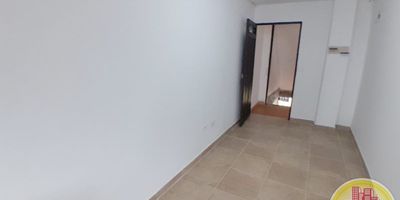 Código: 9951. 2° Piso en edificación de 3 pisos. Acceso al inmueble: Directo a la vía y escalas. Alcobas con puertas y calentador eléctrico. Devolver la propiedad limpia sin manchas en el baño.No colgar ropa en el balcón. .No rayar puertas ni paredes. Realizar aseo zona común, hablar con el vecino y acordar.  Consultar restricciones.