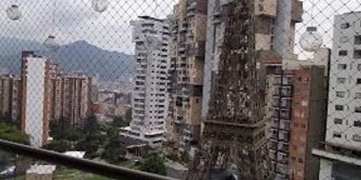 Cómodo apartamento de 86 mts² aproximadamente, espacios bonitos e iluminados, una bonita vista desde su balcón cuenta con zonas comunes terminadas, parqueadero, cuarto util, y un ambiente agradable lo que hace de este inmueble un lugar totalmente acogedor. Fácil acceso y salida a rutas de transporte público, avenidas principales, cerca a l colegio alcazares.

Para mayor informacion comunicarse con:  
Luisa Quintero 3003170505 