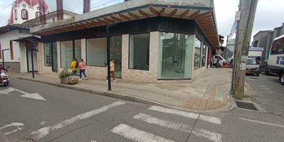 Se arrienda local para estrenar en la ceja, se arrienda excelente local esquinero bien ubicado a una cuadra del parque principal, con una muy buena vitrina para exposicion de productos, sobre via principal, con muy buena visibilidad, excelente flujo tanto vehicular como peatonal, por su ubicacion y estilo llama mucho la atencion, cuneta con 2 entradas, es muy iluminado, ideal para empezar su negocio o abrir una nueva sucursal, mas informacion comunicate con nosotros con gusto le atenderemos.