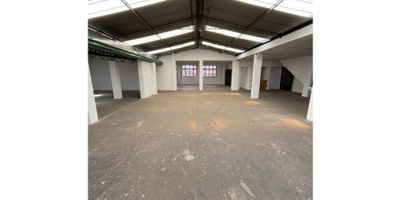 Excelente bodega en La Sevillana – ubicación estratégica sobre vía principal.

• Área total construida: 1.600 m²
• Distribución:
  – Primer piso: 600 m²
  – Segundo piso: 600 m²
  – Tercer piso: 400 m²
• Oficinas adicionales: 250 m²
• Doble altura en zona de bodega
• Energía eléctrica: carga máxima instalada de 440 KW / actualmente con 220 KVA
• Uso permitido: industrial, comercial, institucional y salud
• Acceso vehicular: entrada para camiones y tractomulas
• Parqueaderos en zona de ingreso
• Excelente conectividad: ubicada sobre vía principal, con fácil acceso a transporte público y principales corredores viales
