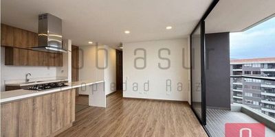 Nuevo, 2 habitaciones, 2 closet, 1 Vestier, 2 baños, cocina integral con barra, sala comedor, balcón, calentador, zona de ropas, red de gas, cuarto útil, piso en madera laminada,1 parqueadero cubierto, piso 15, área 68 m2, estrato 4.
La unidad cuenta con portería 24 horas, ascensor, piscina, gimnasio, salón social, parque infantil, zonas verdes, parqueaderos visitantes.
Sector cercano a la clínica de la policía. 

