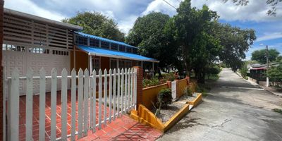 Casa Lote en venta Excelente propiedad ubicada en el Barrio Minuto De Dios III  a tres cuadras del Hospital Reina Sofia  del Municipio de Lerida Tolima, comodas vias de acceso. El inmueble se encuentra distribuido: Dos habitaciones con closet, dos baños,  cocina integral, garaje cubierto para dos carros, piscina pequeña, zona verdes. Cuenta con servicios publicos