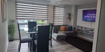 SE VENDE HERMOSO APARTAMENTO EN CALICANTO 4 PISO acceso por escalera, en este apartamento de 2 habitaciones, 2 baños y estudio, con una superficie de 54.5 metros cuadrados. Ubicado en una zona privilegiada, este inmueble ofrece un ambiente acogedor y funcional para disfrutar en familia o con amigos. Con acabados de alta calidad y una distribución inteligente, cada espacio ha sido diseñado para brindar confort y estilo. Disfruta de la tranquilidad y seguridad que este lugar te ofrece, convirtiéndolo en el hogar ideal para quienes buscan un estilo de vida sofisticado y moderno. ¡Ven y descubre tu nuevo hogar! Para Mas informacion Alejandra Moreno