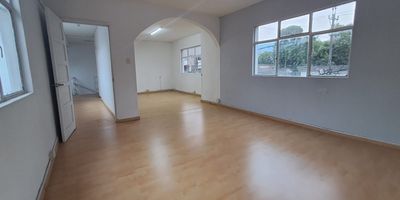 Buscas local en arriendo en la circunvalar? tenemos este local diposnible en arriendo ubicado en el segundo piso de una edificacion de excelente visibilidad, ideal para oficinas, consultorios, academias o servicios comerciales. Con una generosa area de 115 m, este espacio se distingue por su excelente iluminacion natural gracias a su posicion en esquina y amplios ventanales en dos frentes.El local cuenta con un diseno de planta abierta que facilita su adaptacion a diferentes tipos de negocio, ademas de buena ventilacion y acceso independiente desde la calle. Su ubicacion en una zona de alto transito peatonal y vehicular garantiza visibilidad y facilidad de acceso para clientes o usuarios.No esperes mas comunicate con nosotros.