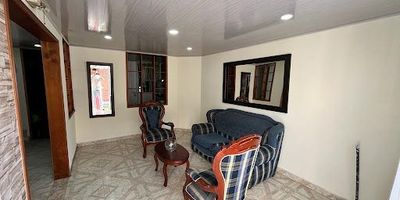 G.E.I. CALIFA VENDE EXCELENTE CASA UBICADA EN EL SECTOR DE SIBATE, EN PARQUES DEL MUÑA, LA CASA ES DE 3 NIVELES, EN EL PRIMER PISO CUENTA CON SALA, COMEDOR, COCINA SEMI INTEGRAL, HABITACION CON CLOSET, BAÑO SOCIAL, Y  PATIO, EN EL SEGUNDO PISO, 4 HABITACIONES CON CLOSET, BAÑO CON DUCHA Y DIVISION EN ACLILICO, EN EL TERCER PISO, TERRAZA CUBIERTA CON ZONA BBQ DIVISION PARA LA ZONA DE ROPAS. PARQUEADERO  DE MOTO.