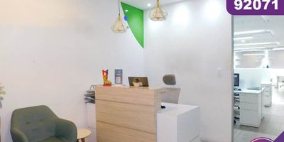 Oficina en arriendo de 159.58 m2, ubicada en complejo empresarial en el sector de Alto Prado al norte de la Ciudad de Barranquilla, sector comercial y financiero donde se encuentran grandes empresas de la Costa y el País, de fácil acceso, cerca de centros comerciales, hoteles, bancos, almacenes de cadena y amplias rutas de transporte; la oficina está del lado sombra y cuenta con excelentes acabados e iluminación, área de recibo, salón principal, oficinas con divisiones en vidrio, aire central, lámparas, cafetería con cocineta y 3 garajes privados. El edificio cuenta con lobby doble altura, lujosos acabados, cafeterías, planta eléctrica, aire acondicionado, mensajería interna, seguridad privada con los últimos estándares, detectores de humo, circuito cerrado de tv, ascensores de ultima generación, baños en cada piso, parqueaderos de visitantes, salas de juntas y conferencias.