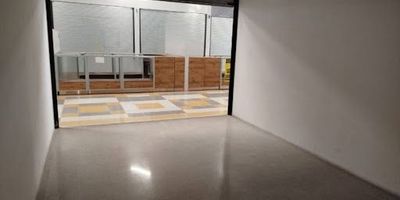 Local para arriendo, ubicado en importante centro comercial de bello, cuenta con un área de 20.26 m, actualmente remodelado con un aproximado de vitrina de 3 metros, ideal para todo tipo de negocio, apropiado para adecuarlo a tu preferencia. Para mayor atención comunícate con nuestras líneas de atención al cliente.