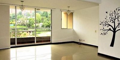 Este hermoso apartamento de 106 m2 combina comodidad y modernidad, ideal para quienes buscan un espacio amplio y funcional. Cuenta con 3 habitaciones, incluyendo una habitación de servicio con baño, 2 baños completos, una cocina abierta que fomenta la convivencia y un balcón para disfrutar del aire libre. Además, dispone de 2 parqueaderos y un cuarto útil para almacenamiento adicional. La propiedad tiene piso en porcelanato y madera laminada en las habitaciones, un calentador a gas natural de paso y un diseño pensado para el confort y la practicidad.

La unidad residencial ofrece excelentes amenities como portería 24 horas, piscina, gimnasio y una zona verde con sendero para pasear y relajarse. La ubicación es privilegiada, con fácil acceso a transporte público, tiendas D1, Ara, Fruver, Supermercado Euro, CC Sao Paulo Plaza y buenas rutas como la avenida El Poblado y transversal intermedia. Vivir aquí significa disfrutar de un entorno seguro, conectado y rodeado de servicios.