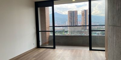 Apartaestudio en arriendo y venta en unidad cerrada ubicada en sector residencial, con fácil acceso y salida a vías principales, rutas de transporte público, cerca a centros comerciales, supermercados, almacenes de cadena, restaurantes y gran variedad de servicios complementarios de la zona. Cuenta con piso en madera laminada, sala comedor, estudio, estar de tv, 1 alcoba con closet y baño privado, baño social, cocina integral abierta tipo americano, cuarto útil, zona de ropas, balcón y parqueadero independiente cubierto. Conjunto cerrado con ascensor y zonas sociales que incluyen gimnasio, salón social, sauna, turco, vigilancia y portería 24 horas, citofonía y circuito cerrado de tv. 