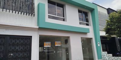 Casa de Área 300 M2,  6 Habitaciones 4 con closet, 4 Baños, Hall TV, 2  Salas grandes, cocina Integral, área de Ropas grande, 2 patios , Parqueadero para 2 carros . ESTRATO 6. Sirve para negocio. 