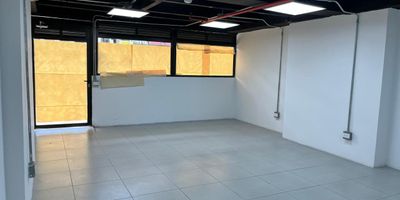 Local en venta en edificio comercial, ubicado en un sector estratégico de gran desarrollo urbanístico y con fácil acceso desde vía principal, con conexión a rutas de transporte público y gran variedad de servicios complementarios del sector.  Cuenta con piso en porcelanato, 1 espacio, baño privado, cableado de red, techo en cielo raso, aire acondicionado central, energía monofásica y vitrina.  El edificio cuenta con ascensor, baños comunales, bahía de parqueo planta eléctrica, vigilancia y portería 24 horas, citofonía y circuito cerrado de tv.  Inmuebles sujetos a verificación de disponibilidad.