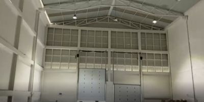 Bodega en venta – Parque Industrial, Neiva

Ubicada en zona industrial estratégica, esta bodega ofrece amplios espacios y funcionalidad para operación logística, comercial o empresarial.

Características generales:


 
 Área del lote: 800 m² (20 m x 40 m)
 
 
 Área construida de bodega: 600 m²
 
 
 Accesos por el frente y la parte posterior
 
 
 Ventana para recibo o despacho
 
 
 1 baño en zona de bodega
 


Oficinas y áreas complementarias:


 
 Primer piso:

 
  
  Oficina de 6 m x 15 m con baño
  
  
  Mini bodega bajo la escalera
  
 
 
 
 Segundo piso:

 
  
  Oficina de 4.5 m x 10 m
  
  
  Mini cocina
  
  
  Cuarto técnico para equipo de internet
  
 
 
 
 Tercer piso – Apartamento residencial:

 
  
  3 habitaciones
  
  
  Cocina, sala-comedor
  
  
  Patio de ropas con instalación para lavadora, lavadero y motobomba
  
 
 


Adicionales:


 
 2 aires acondicionados en las oficinas (primer y segundo piso)
 
 
 2 aires acondicionados en el apartamento
 


Ideal para empresas que requieren integrar operación, oficinas y vivienda en un solo lugar.
