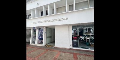 ARRIENDO CONSULTORIO EN EL EDIFICIO CENTRO MEDICO DE ESPECIALISTAS EN EL CENTRO DE IBAGUE, 30 M2 divididos en un amplio espacio con baño, ubicado en un primer, piso a 5 minutos  de la GOBERNACION DEL TOLIMA y PARQUE MURILLO TORO en el edificio encontraras varios consultorios medicos alrededor encuentras variedad de locales comerciales,  rutas transporte publico.  
