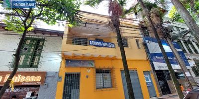 Casa para uso comercial para arriendo de 177 metros cuadrados aproximadamente. Ubicada en sector en el Centro de la ciudad dispuesta de salón principal, patio cubierto, cuatro espacios y tres baños. En sector con cercanía a Bancos, instituciones educativas, Centros Comerciales y por estar sobre vía secundaria con cercanía a la Estación Parque Berrio del Sistema Metro y a vía principal, cuenta con fácil acceso a transporte público. en el momento, al canon de arrendamiento no se le debe sumar el IVA. El estrato de la propiedad es Comercial