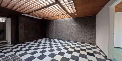 [ARR] ID HOUM: 152186

Entérate de todos los beneficios al arrendar con nosotros:
    • Asistencia e intermediación con el propietario
    • Firma tu contrato online
    • Arrienda sin burocracia, sin papeleos ni notarías

Casa en arriendo, ubicada en el barrio San Lucas, con una superficie construida de 100.00 m² y superficie total de 100.00  m². 

Sus principales características son:

    • No amoblado
    • 4 dormitorios
    • 3 baños
    • Admite mascotas
    • Año de construcción: 1990
            
Si arriendas con nosotros, te brindamos asesoría personalizada durante todo el proceso.
        

Requisitos para arrendar con nosotros:

    • Arrienda sin codeudor*, fácil, rápido y seguro
    • Demuestra un ingreso mensual neto de al menos 2.5 veces el valor del arriendo (los ingresos mensuales se pueden complementar por las personas que vivirán en este inmueble)
    • Completa tu información básica y mándanos tus extractos bancarios o documentos que demuestren tus ingresos
    • No debes tener reportes negativos en centrales de crédito
        

IMPORTANTE:

    • Te invitamos a agendar una visita a esta propiedad
    • Si tienes alguna duda por favor puedes solicitar más información desde los portales como también contactarte directamente con nosotros
    
Más que una inmobiliaria, somos Houm.
*Aplican T&C